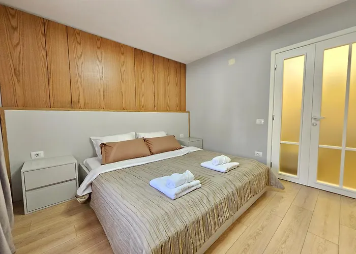 Valentino's Nest * Tiran